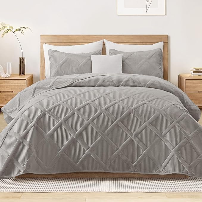 Exclusivo Mezcla Quilt Set Twin Size, 2 Pieces Light Grey Twin Quilt Bedding Set by ExclusivoMezcla
