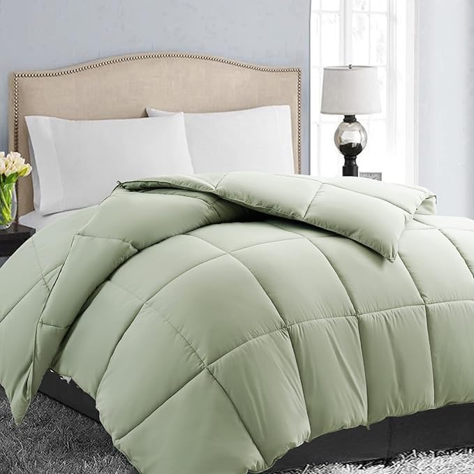 EASELAND Queen Size Down Alternative Comforter by EASELAND