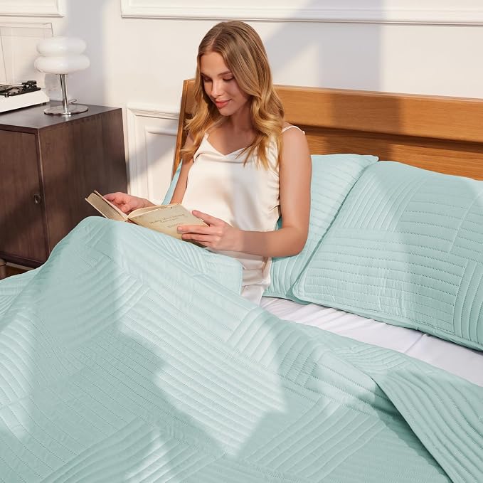 Whale Flotilla Ultra Soft Queen Quilt Bedding Set, Lightweight Microfiber Aqua - Image 3