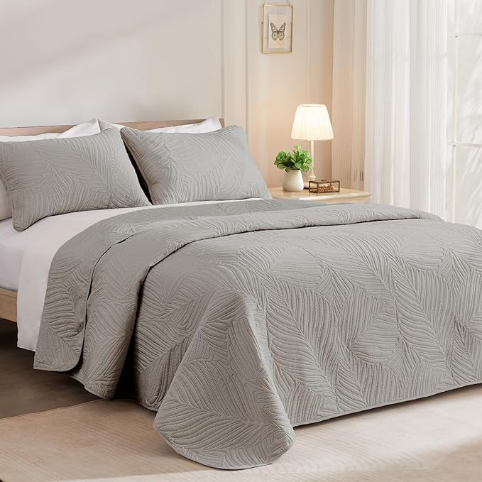 Exclusivo Mezcla California King Quilt Bedding Set, Lightweight Light Grey - Image 2