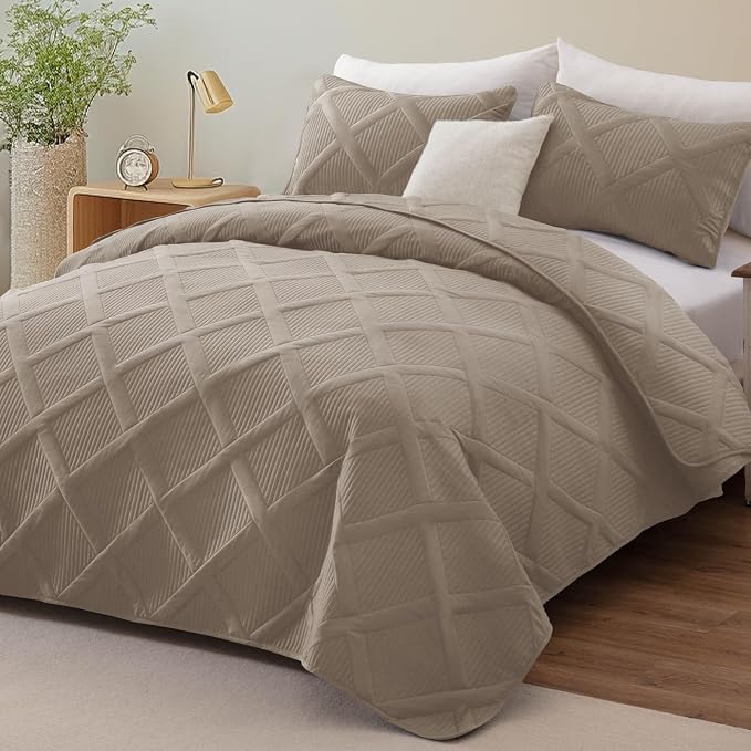Exclusivo Mezcla Quilt Set Oversized King Size, 3 Pieces Taupe Cal King Quilt - Image 2