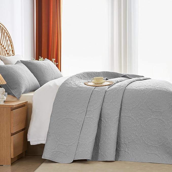 WURUIBO Light Gray Quilt Set Queen Size, Embossing Microfiber Full Bedspreads - Image 2