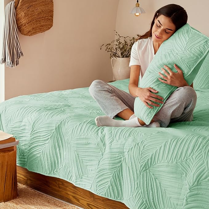 Exclusivo Mezcla California King Quilt Bedding Set, Lightweight Sage Green - Image 4